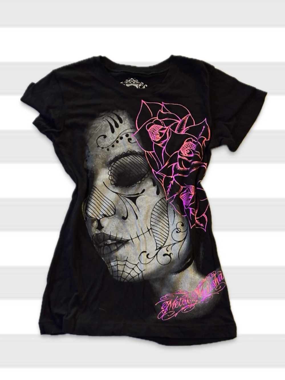 Women’s Metal Mulisha Y2K Grunge Graphic Tee with Pink Floral Skull Design